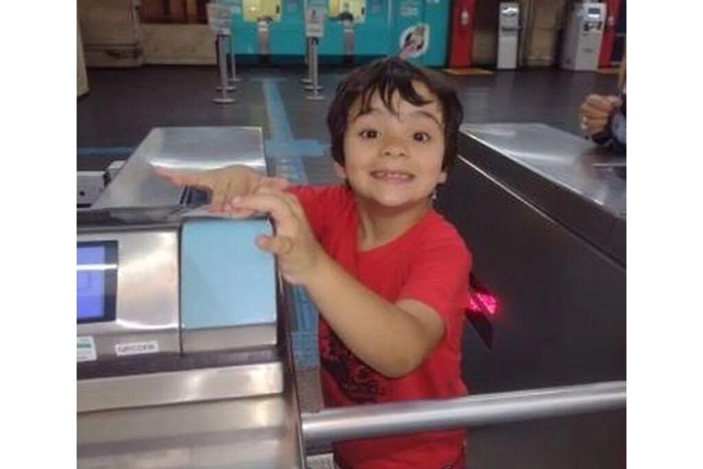 Menino faz festa com tema inusitado