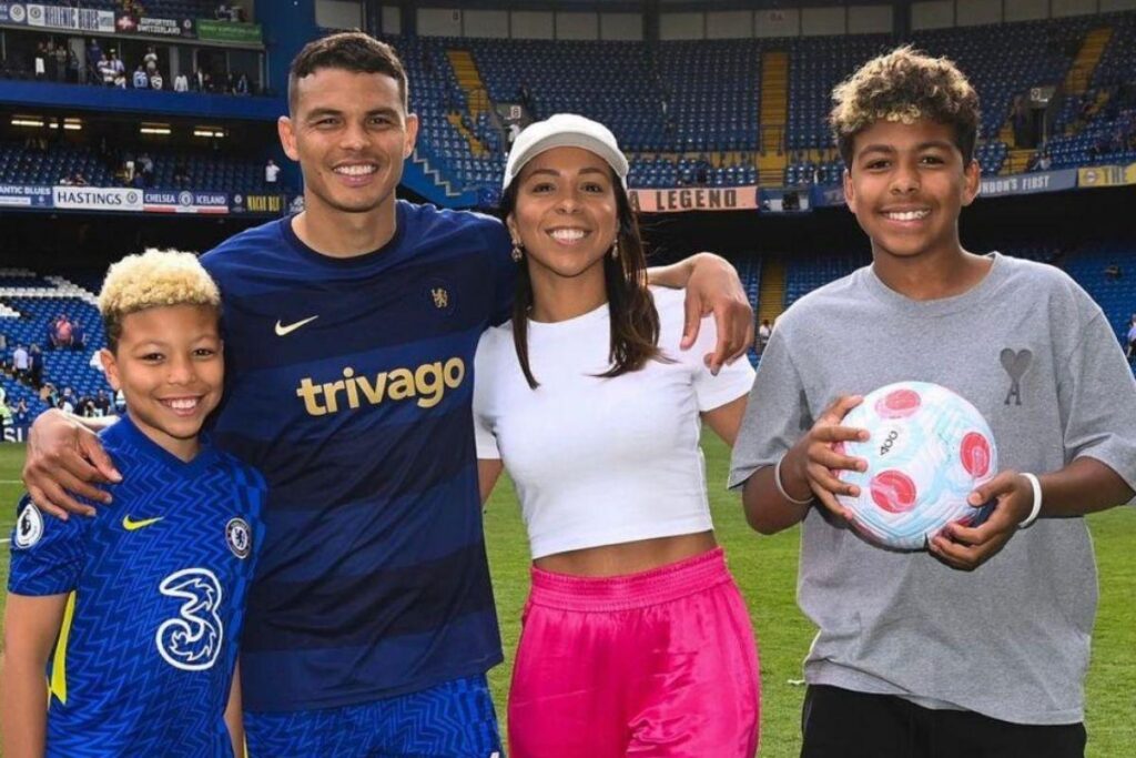 Thiago Silva com filhos e e esposa