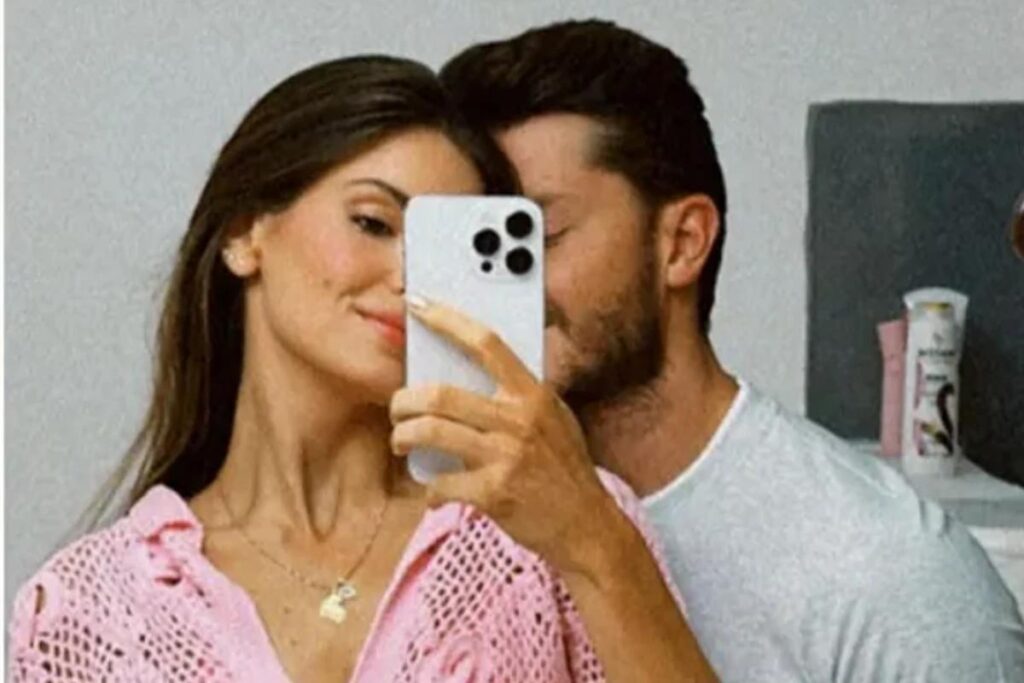 Gravidez? Camila Queiroz e Klebber Toledo aparecem em foto com a mão na barriga