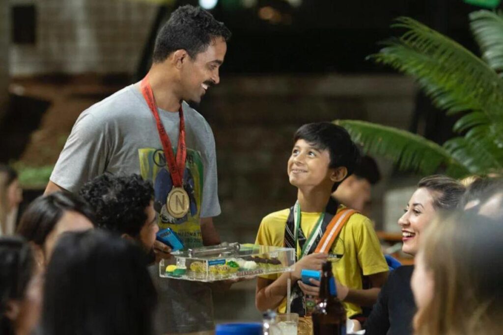 Os pais vendem os doces para realizar o sonho dos filhos