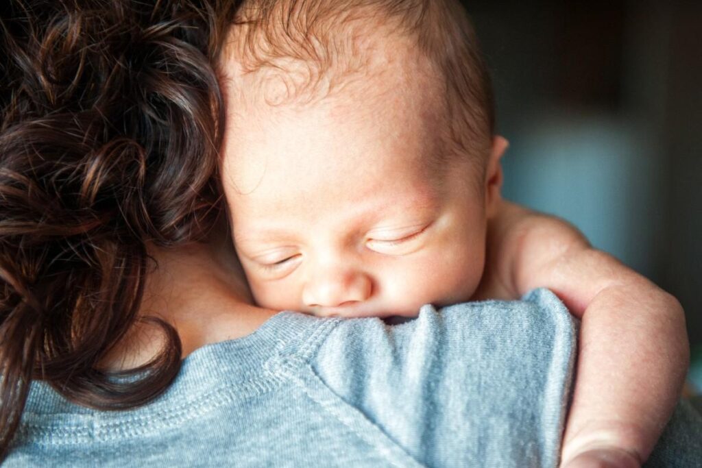 A mãe passa os anticorpos para o bebê por meio do leite materno¹