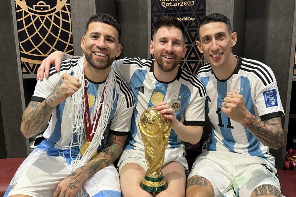 O jornalista não conseguia acreditar que Messi havia usado a fita vermelha no tornozelo