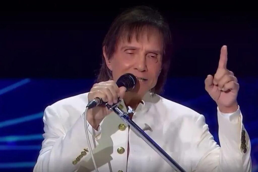 Roberto Carlos faz homenagem emocionante para Erasmo Carlos