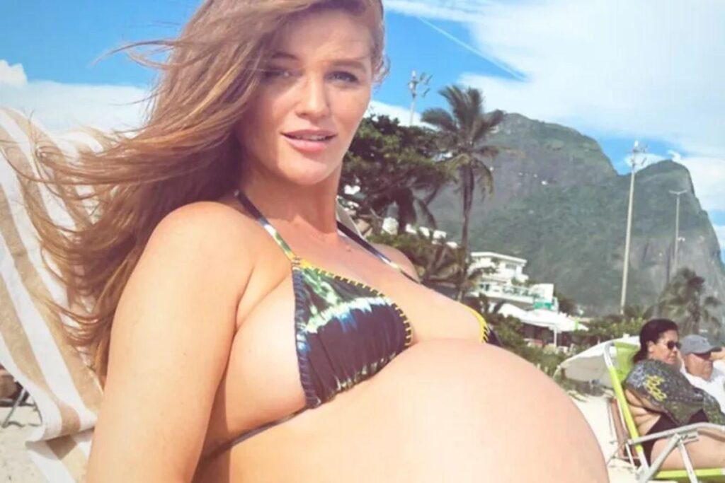 Cinthia Dicker ao lado da mãe e da sogra