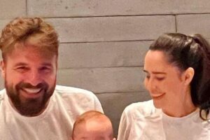 Neymar compartilha fotos de Natal ao lado da mãe dos amigos em Paris, na França