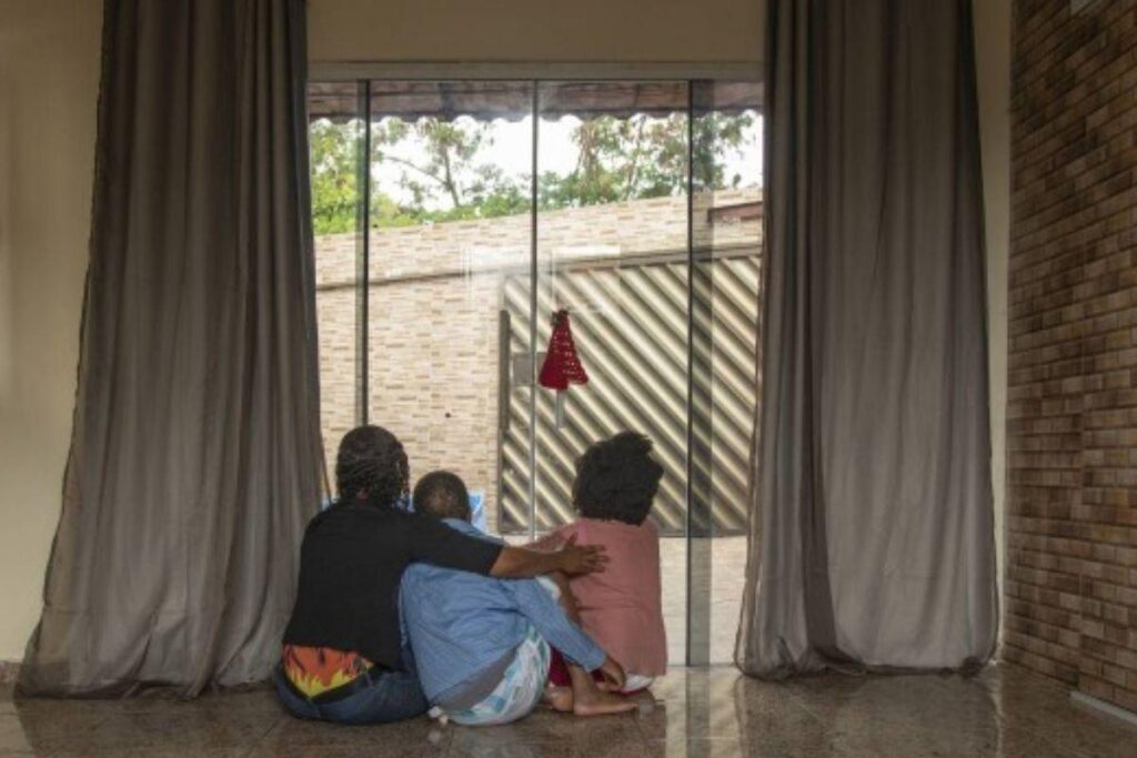 Mulher passa 17 anos presa com os filhos