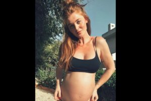 Cintia Dicker mostra barriga e aproveita praia