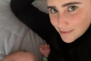 Fernanda Vasconcellos aparece amamentando o filho, Romeo