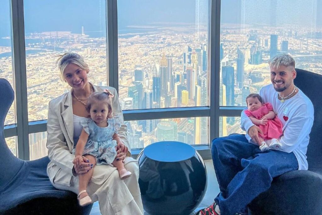 Virgínia aproveitou o dia de sol para passar um tempo com as filhas na piscina