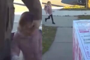 Evilla ficou emocionada ao ver a boneca sem cabelos