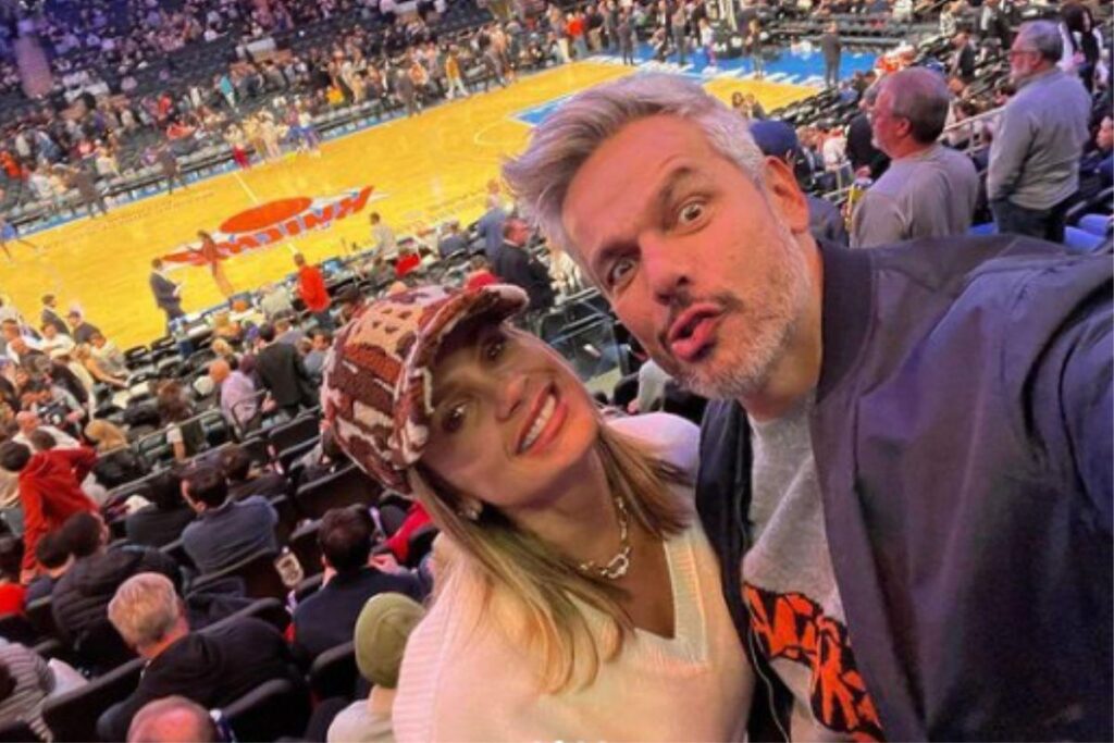 O apresentador apareceu ao lado da esposa, Angélica