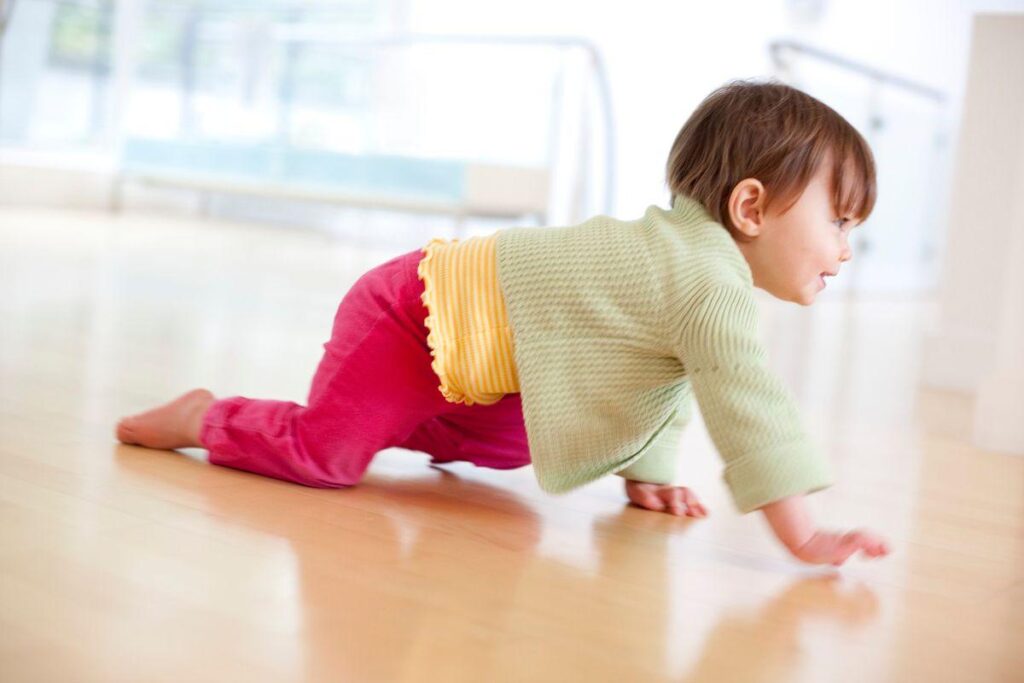 O bebê começa a engatinhar a partir do momento em que ele está com a musculatura do tronco, pescoço e braços firme o suficiente para sustentar o peso do corpo