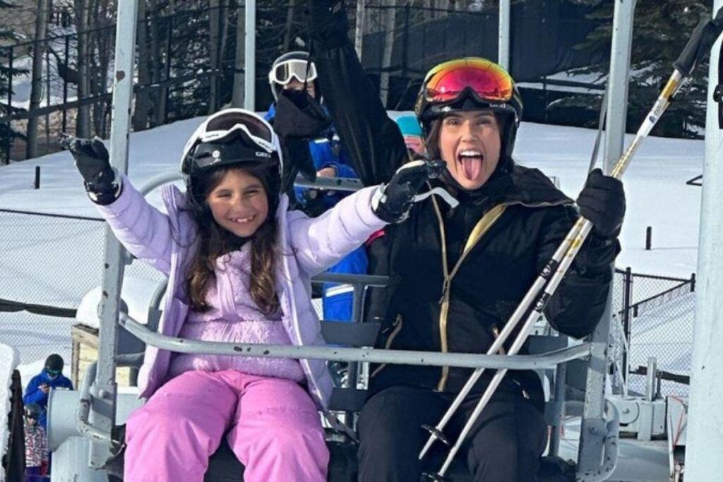 Deborah Secco posta novas fotos com a filha