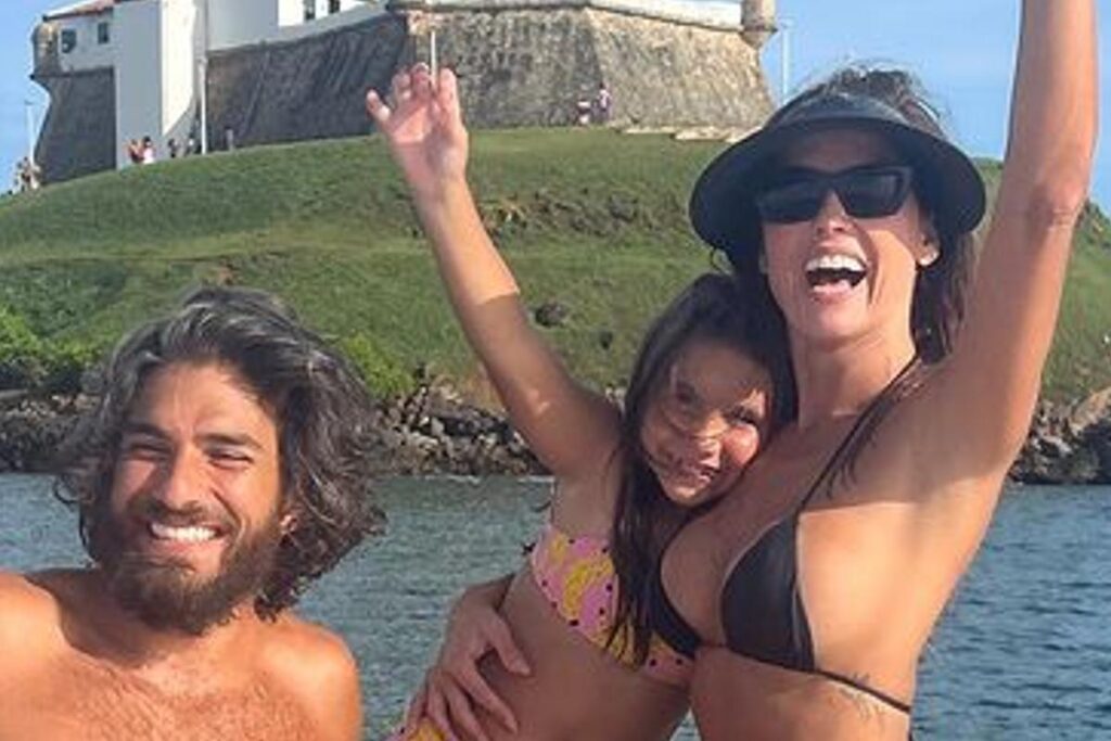 Deborah ao lado de sua filha, Maria Flor