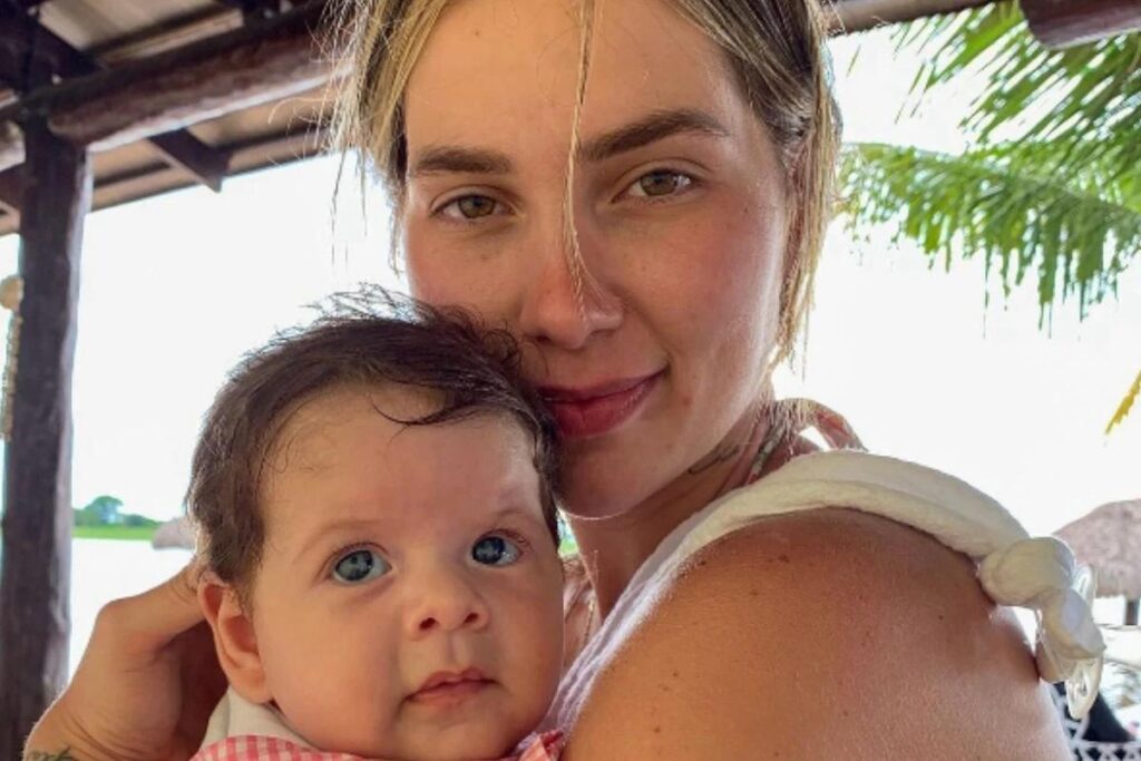 Virginia Fonseca e Zé Felipe enterram umbigo da filha caçula, Maria Flor