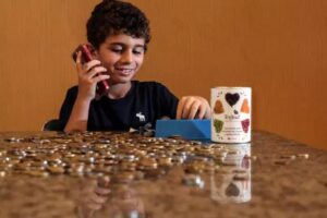 Menino de 8 anos junta dinheiro para ajudar pessoas carentes