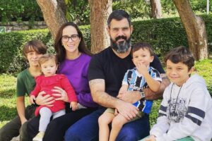 Juliano Cazarré posta foto com os filhos em Paris