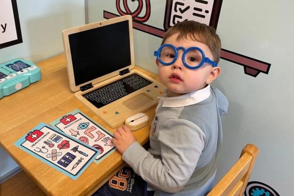 Menino aprende a ler sozinho com 2 anos e aos 3 se torna o membro mais novo em associação de alto QI