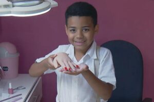 A mãe deixa claro que o filho não trabalha, apenas tem um enorme interesse pela arte