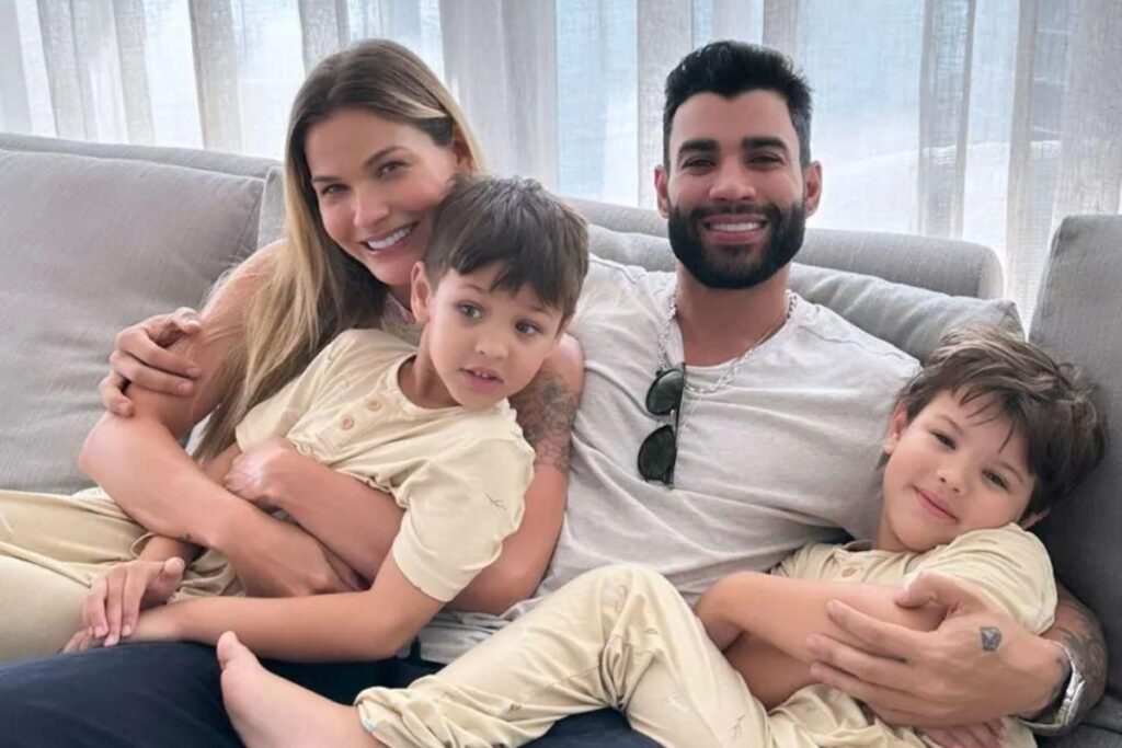 Andressa Suita posta foto com os filhos