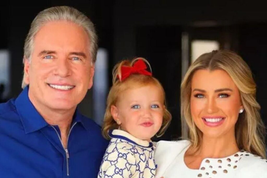 Robertu Justus curte dia de praia com a filha