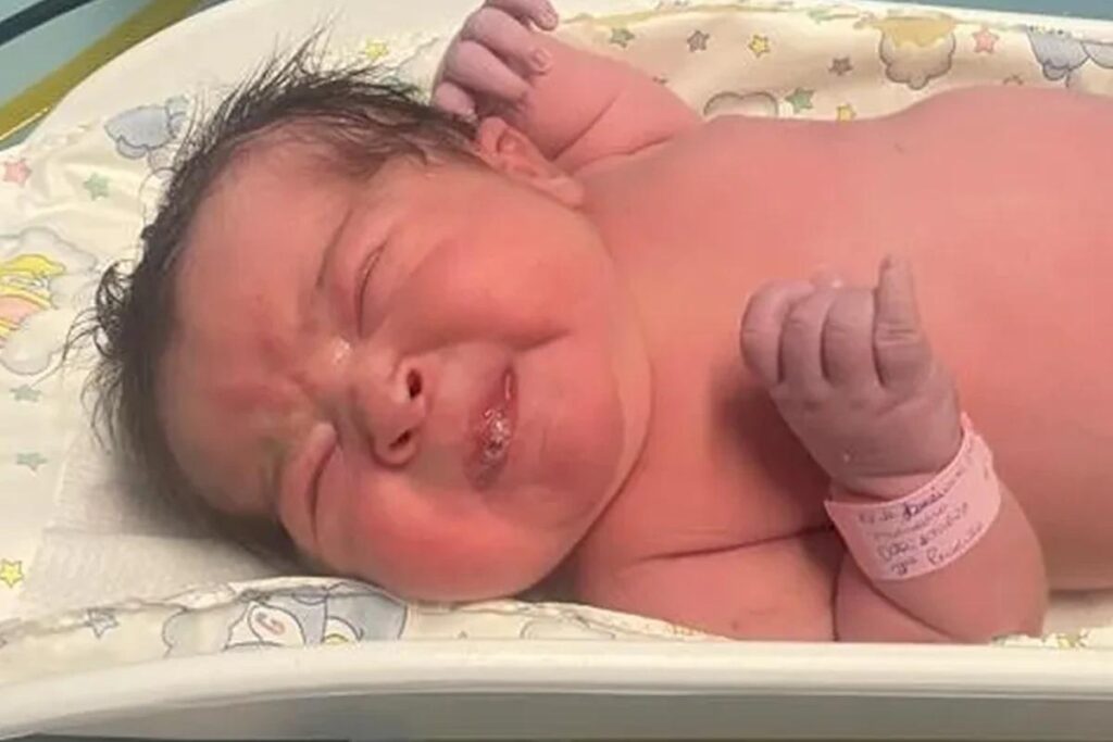 Bebê ‘gigante’ nasce em hospital de Santa Catarina e impressiona a todos com seu peso