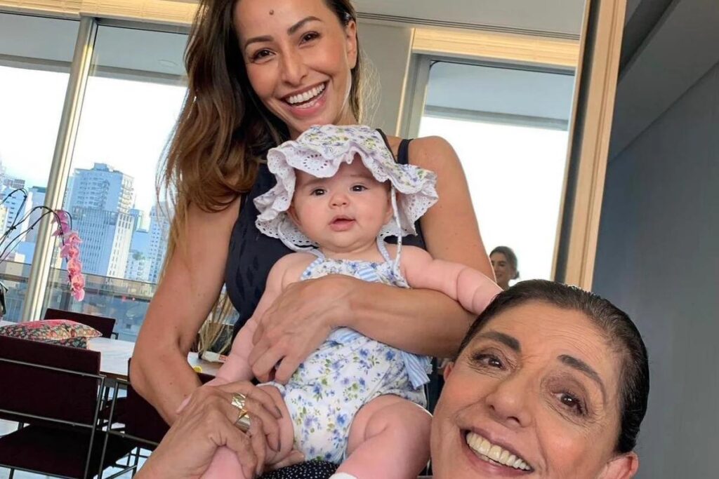 Sabrina Sato aparece em momento em família para celebrar o aniversário da mãe do marido Duda Nagle