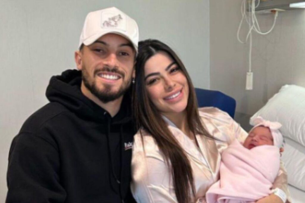 O jogador Alex Talles e a esposa Vitoria Talles anuncia o nascimento da filha, Antonella