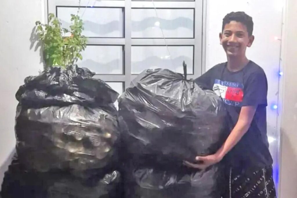 Menino de 12 anos junta latinhas para poder comprar a tão sonhada bicicleta: “Esforçado”