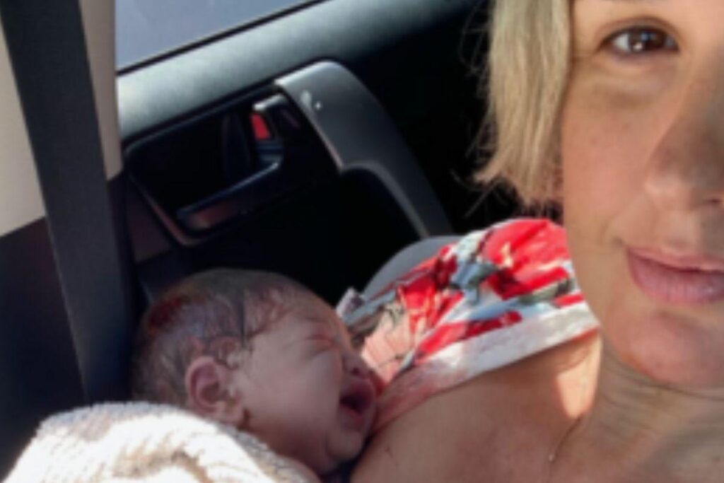 O pai atravessou as faixas da rodovia e chamou a emergência ao ver que o parto tinha acontecido