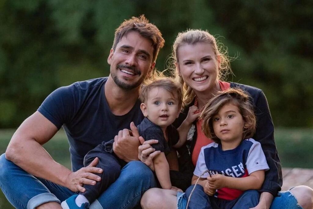 Esperando a terceira criança, Julio Rocha fala sobre filhos de famosos terem redes sociais: “Não concordo”