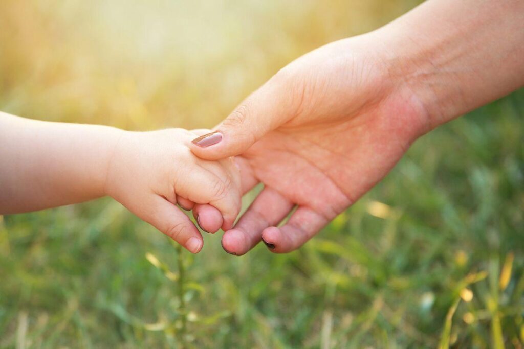 Leve seu filho para explorar o mundo em um dia de sol