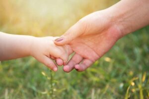 Leve seu filho para explorar o mundo em um dia de sol