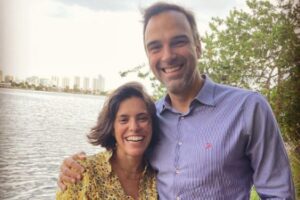 Para comemorar o aniversário da esposa, Tadeu Schmidt mandou fazer um objeto inspirado no BBB