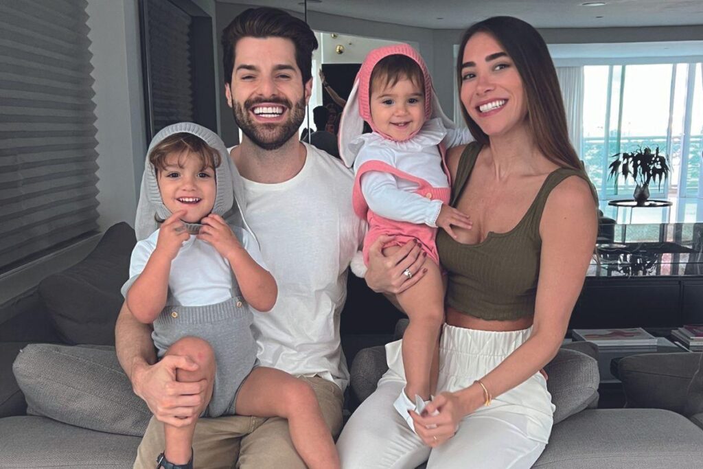 Romana Novais posta fotos de viagem com os filhos