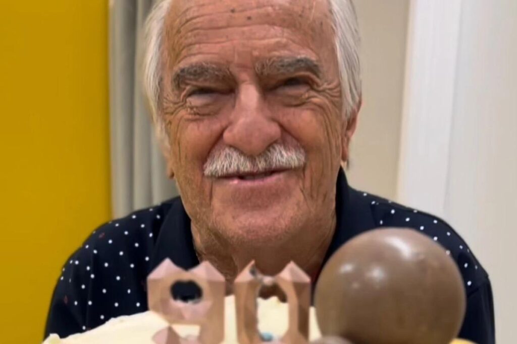 Ary Fontoura comemorando seu aniversário de 90 anos ao lado de amigos