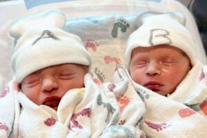 Gêmeas nascem em dias e anos diferentes