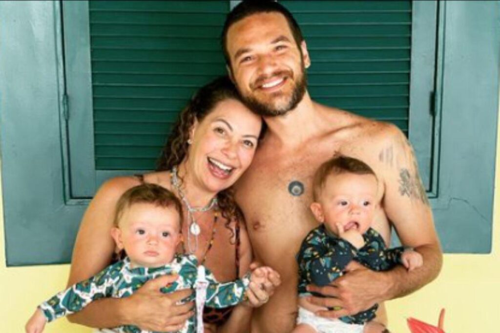 Fabiula Nascimento e Emilio Dantas  ao lado dos filhos