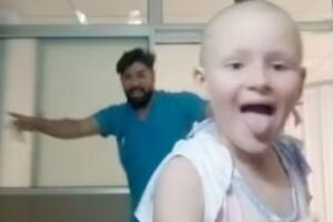 A menina deu a ideia da comemoração e começou a dançar