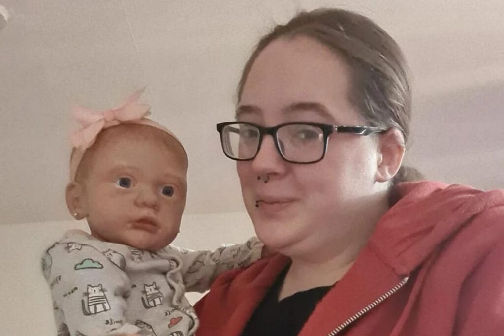 Após aborto espontâneo, mulher vira “mãe” de cinco bonecos para superar o luto