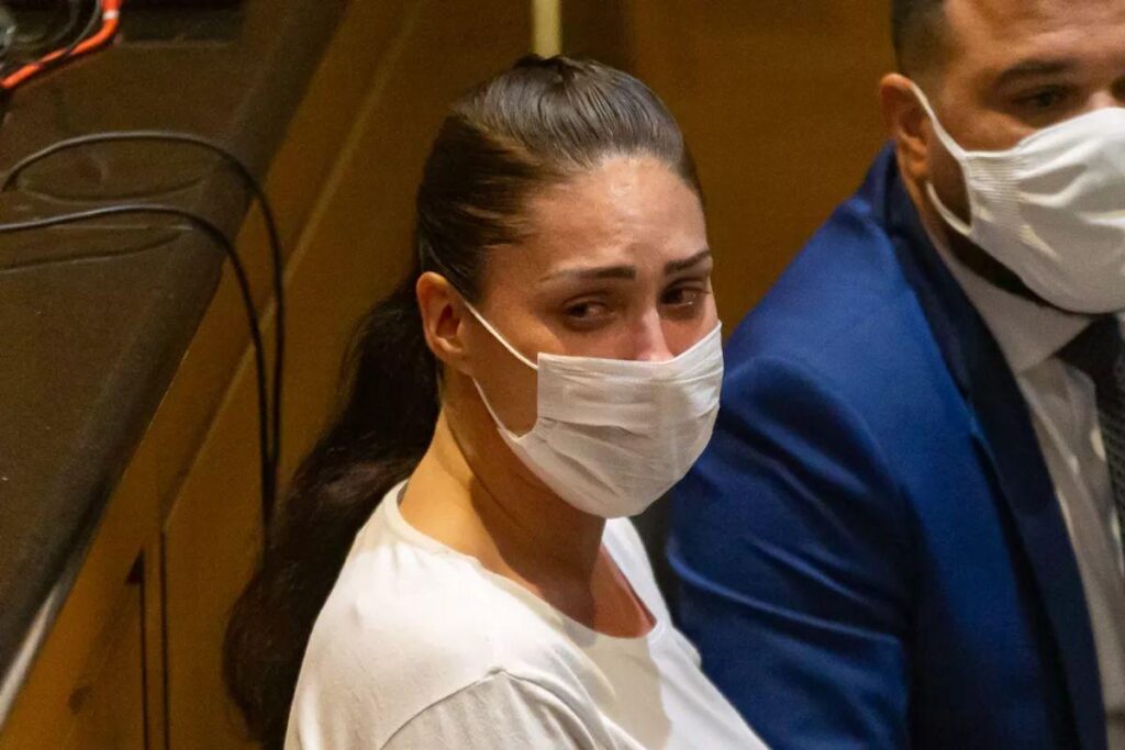 Monique no momento em que deixou a prisão após decisão dada pelo STJ