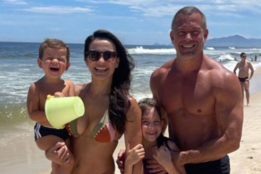Malvino Salvador curte dia de praia com família