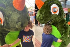 Momento do passeio entre Théo e Dino