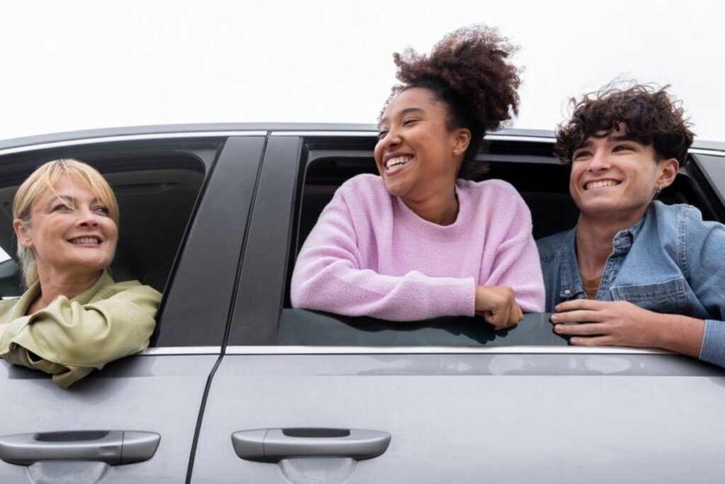 Criança sorrindo dentro de carro