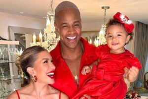 Liz, filha de Lore Improta e Leo Santana, divulgando a música do pai