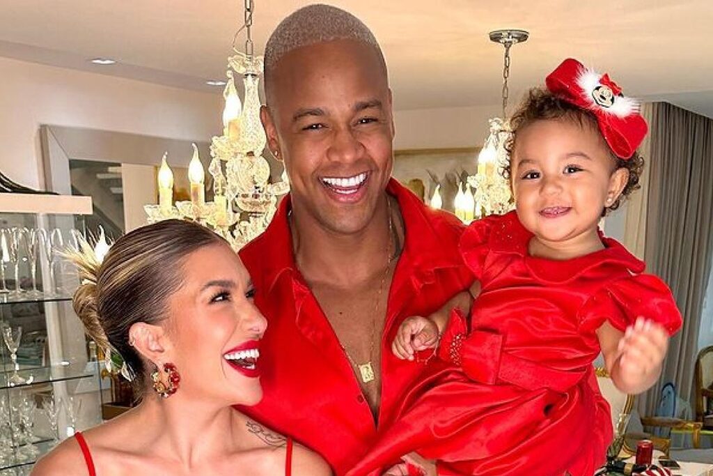 Liz, filha de Lore Improta e Leo Santana, divulgando a música do pai