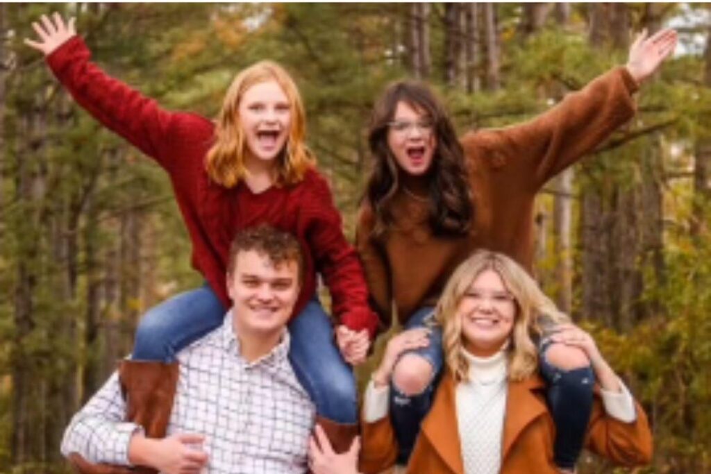 Mulher de 22 anos adota duas adolescentes