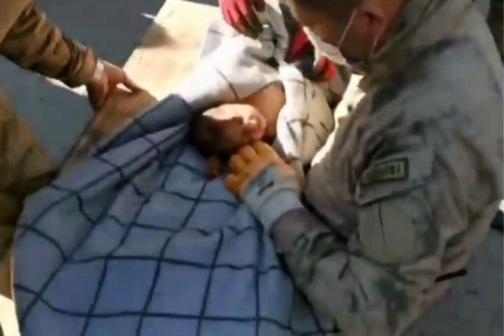 Momento em que o bebê é resgatado