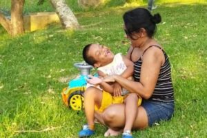 Mãe de menino com síndrome de down ganha batalha na justiça