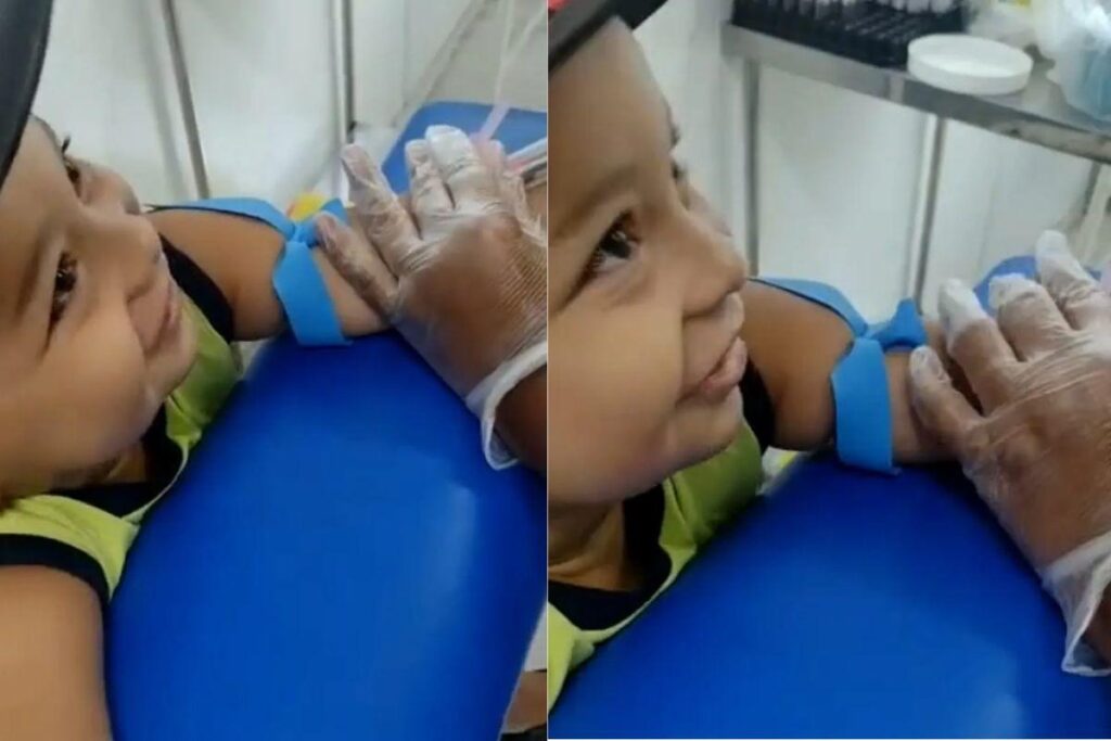 Menino de 2 anos sorri ao fazer exame de sangue